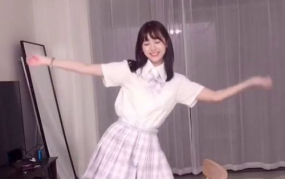 jk小姐姐跪坐,展现青春独特韵味